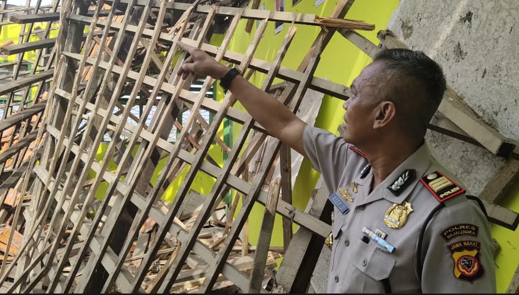 Anggota polisi dari Polsek Jatitujuh, Polres Majalengka langsung melakukan penyelidikan ambruknya ruangan laboratorium MTsN7