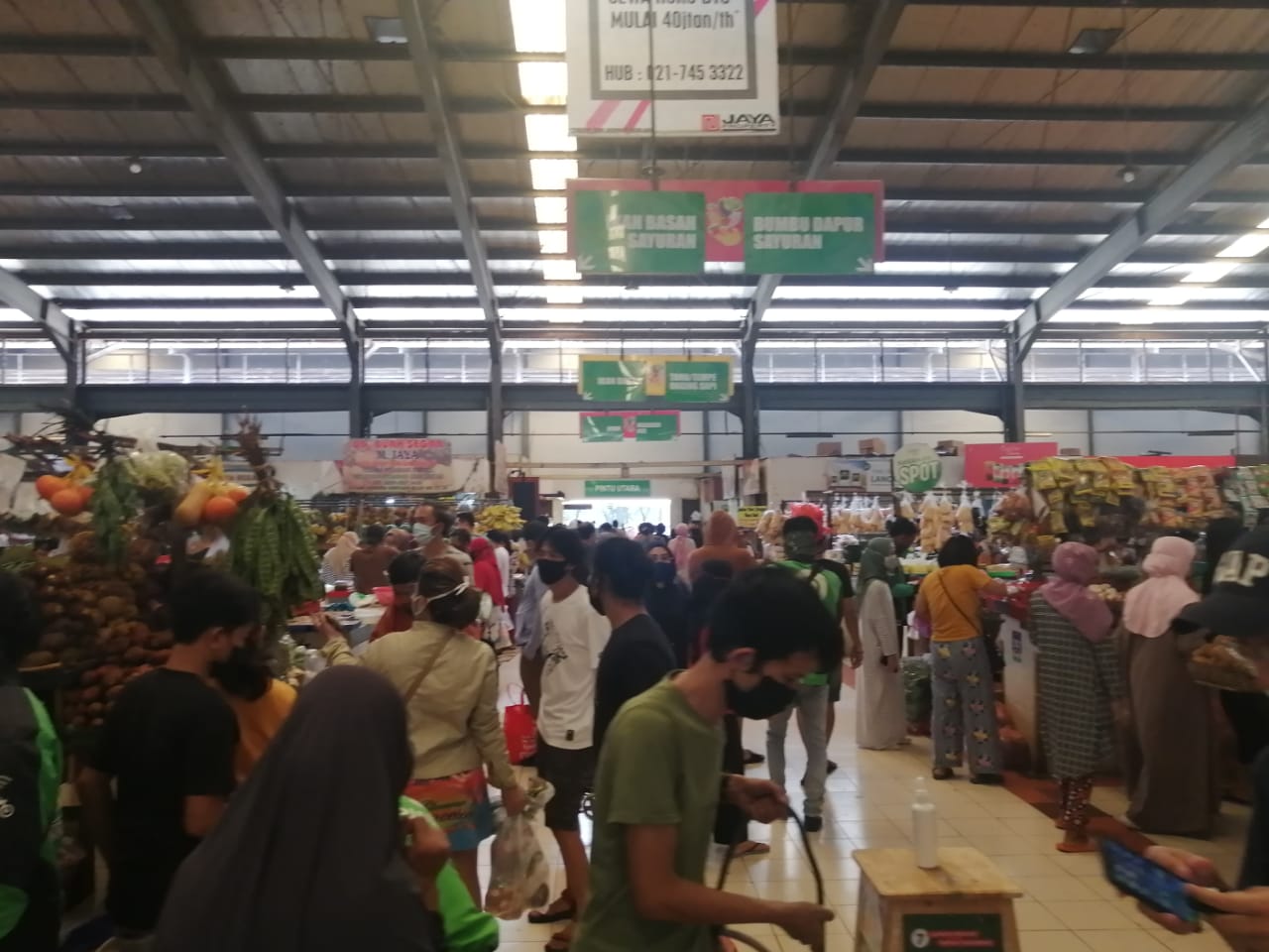 Kondisi Pasar Modern yang ramai tanpa protokol Standar Physical Distancing