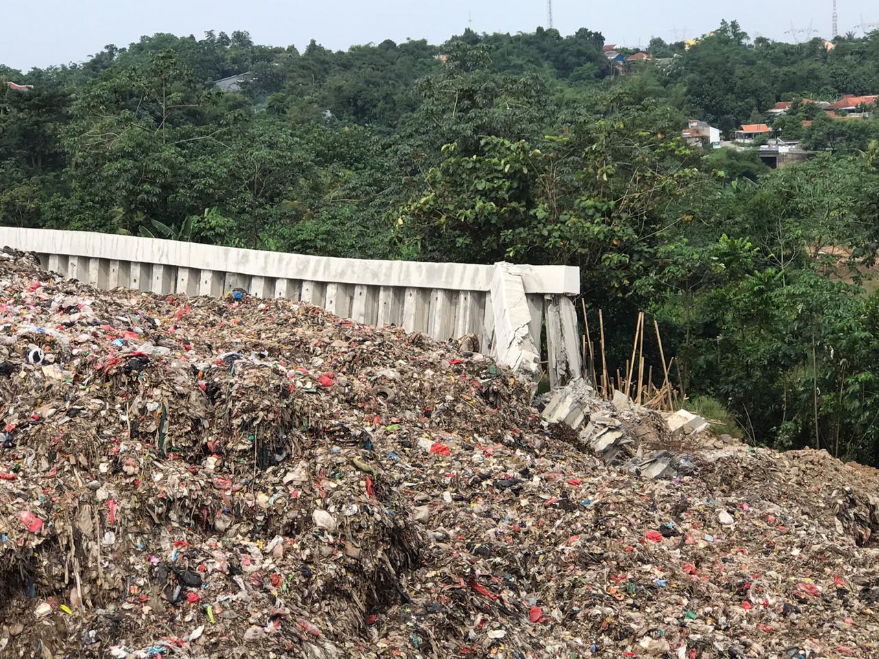 Turap Cipeucang pembuangan sampah