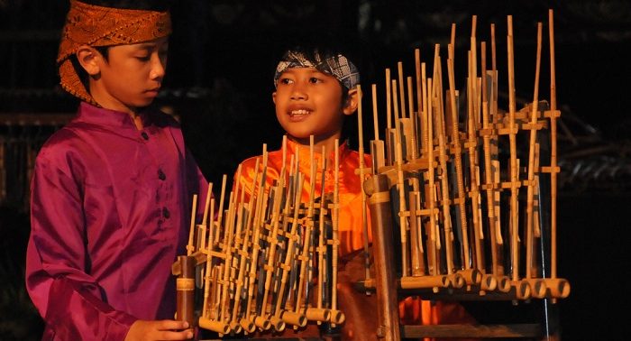 Alat Musik Angklung Tergolong Alat Musik / Alat Musik Tradisional Indonesia yang Mendunia dan Diakui UNESCO / Cara memainkan alat musik ini dengan cara dipukul menggunakan alat pemukul khusus yang.