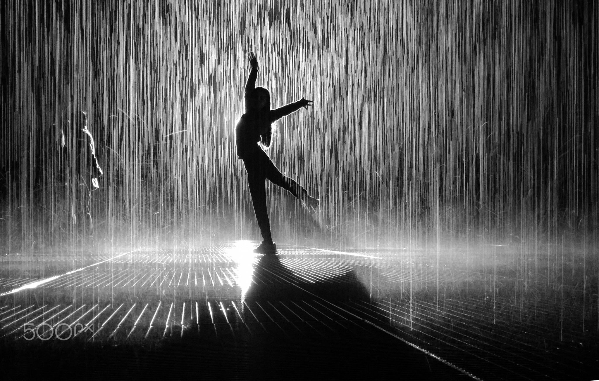 Под грустные танцы. Танцы под дождем. Девушка Танцующая под дождем. Пара танцует под дождем. Человек под дождем.